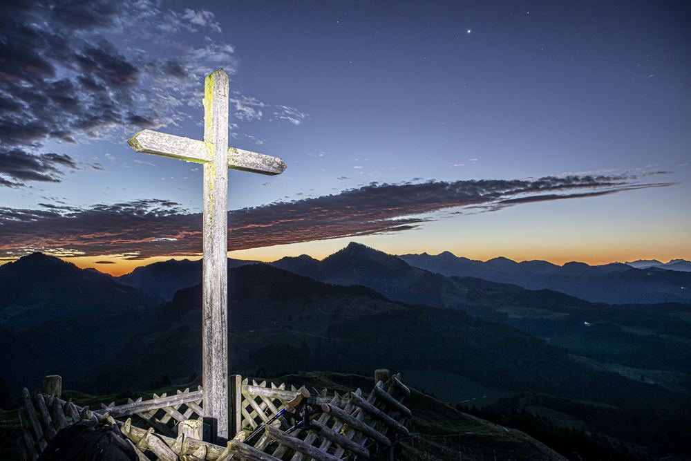 Gipfelkreuz im Morgenlicht